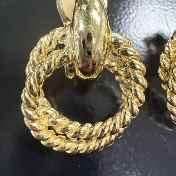 Vintage “door knocker” Earrings Gold-Tone Twisted Hoop clip-ons - Picture 5 of 9